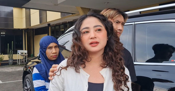 Datangi Polres Metro Depok, Dewi Perssik Bawa Dua Saksi Terkait Laporan Terhadap Haters
