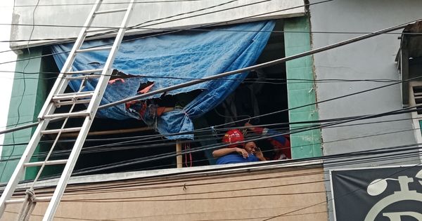 Gulkarmat Pademangan Evakuasi Warga Sakit Tidak Bisa Turun Dari Lantai 3